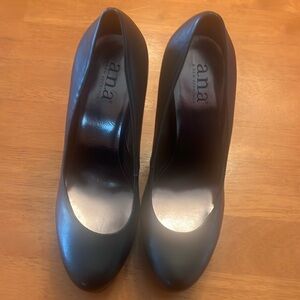 Beautiful black stilettos never worn